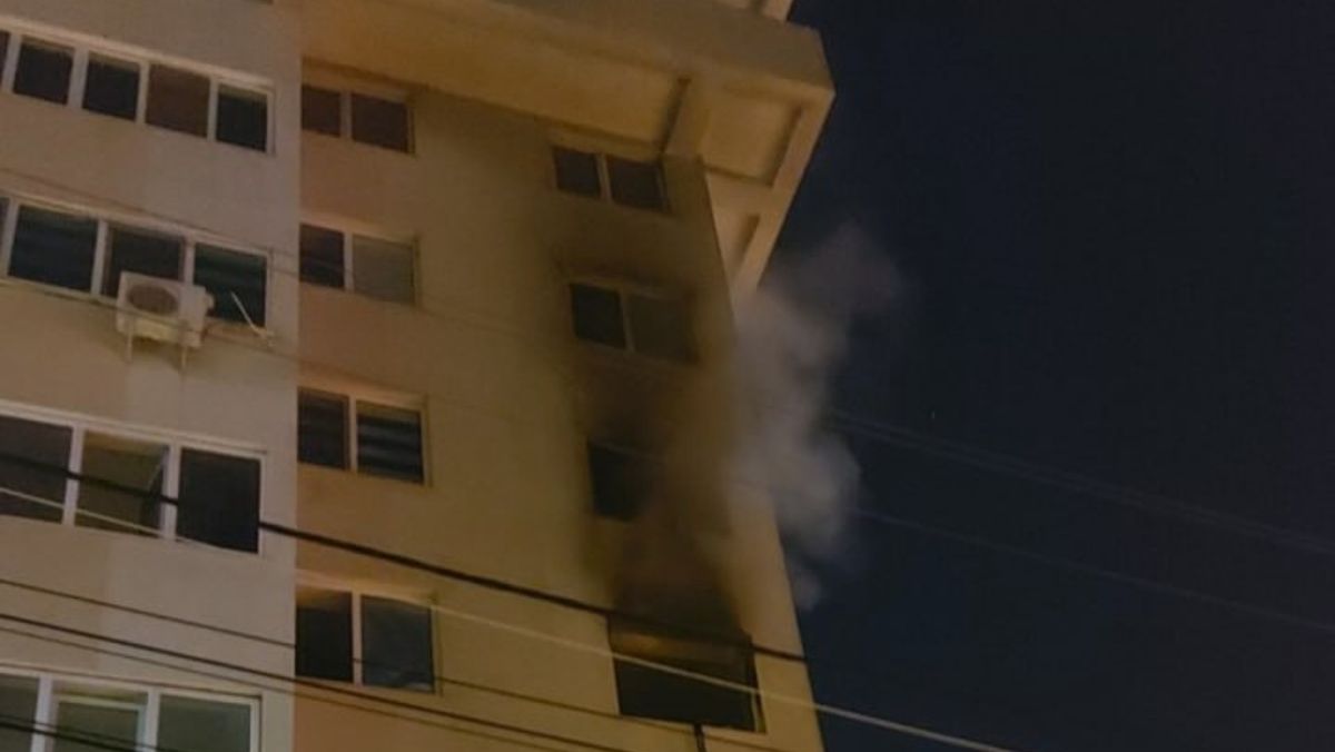 Incendiu nocturn într-un bloc de locuit din capitală. 19 persoane, inclusiv cinci minori, au fost evacuați