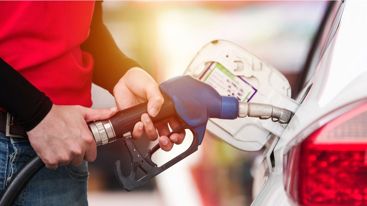 Benzina și motorina continuă să se scumpească. Noile prețuri afișate de ANRE