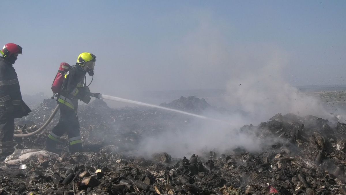 „Nu ai cu ce răsufla”. Gunoiștea de la periferia orașului Căușeni arde de mai multe zile