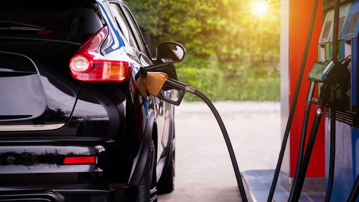 În weekend, prețul motorinei scade sub 22 de lei pentru un litru. Cât va costa benzina