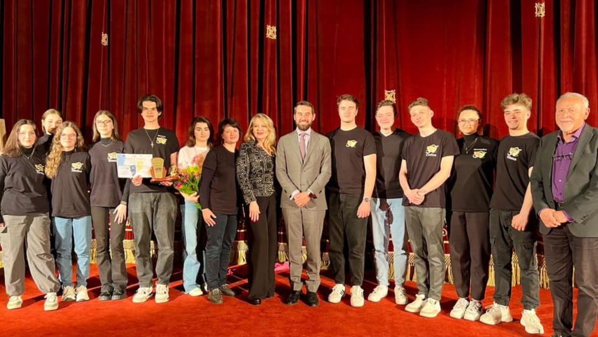 O trupă de teatru din Criuleni a câștigat trofeul pentru cea mai bună prestație la Festivalul de teatru din Sinaia