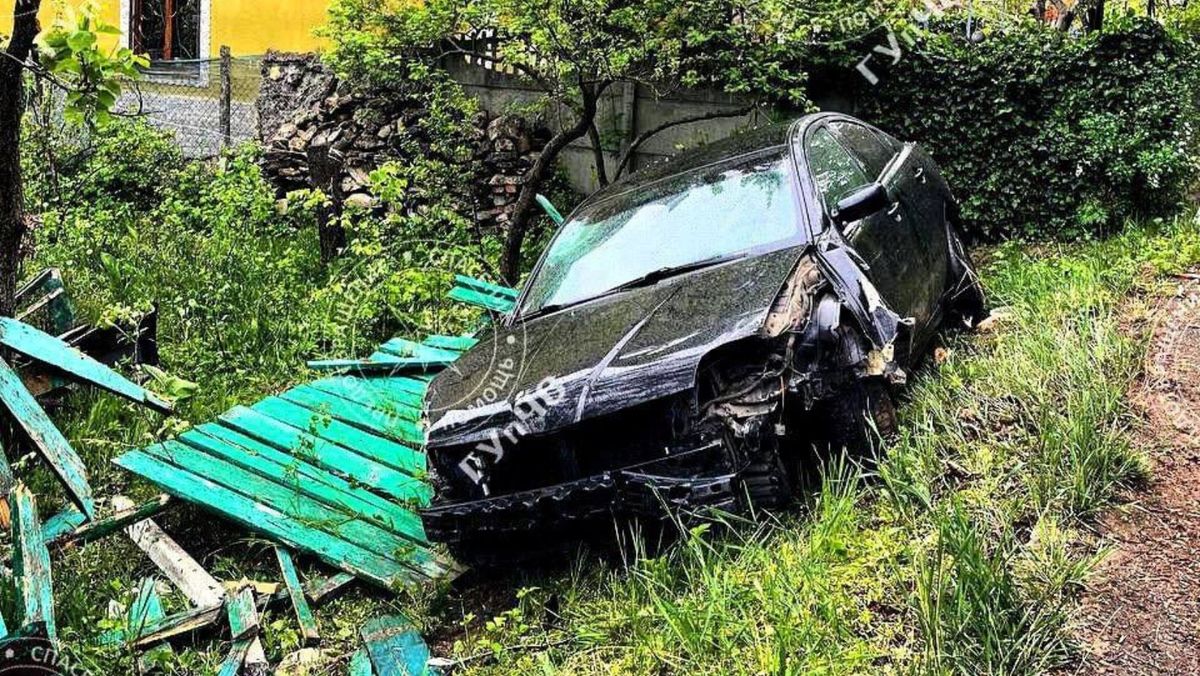 FOTO/VIDEO Un automobil a intrat într-o stație de așteptare din Bender, plină cu oameni. O persoană a decedat