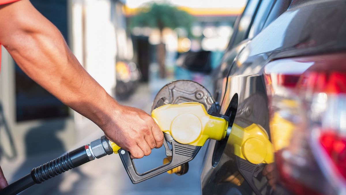 Benzina și motorina se ieftinesc. Noile prețuri afișate de ANRE