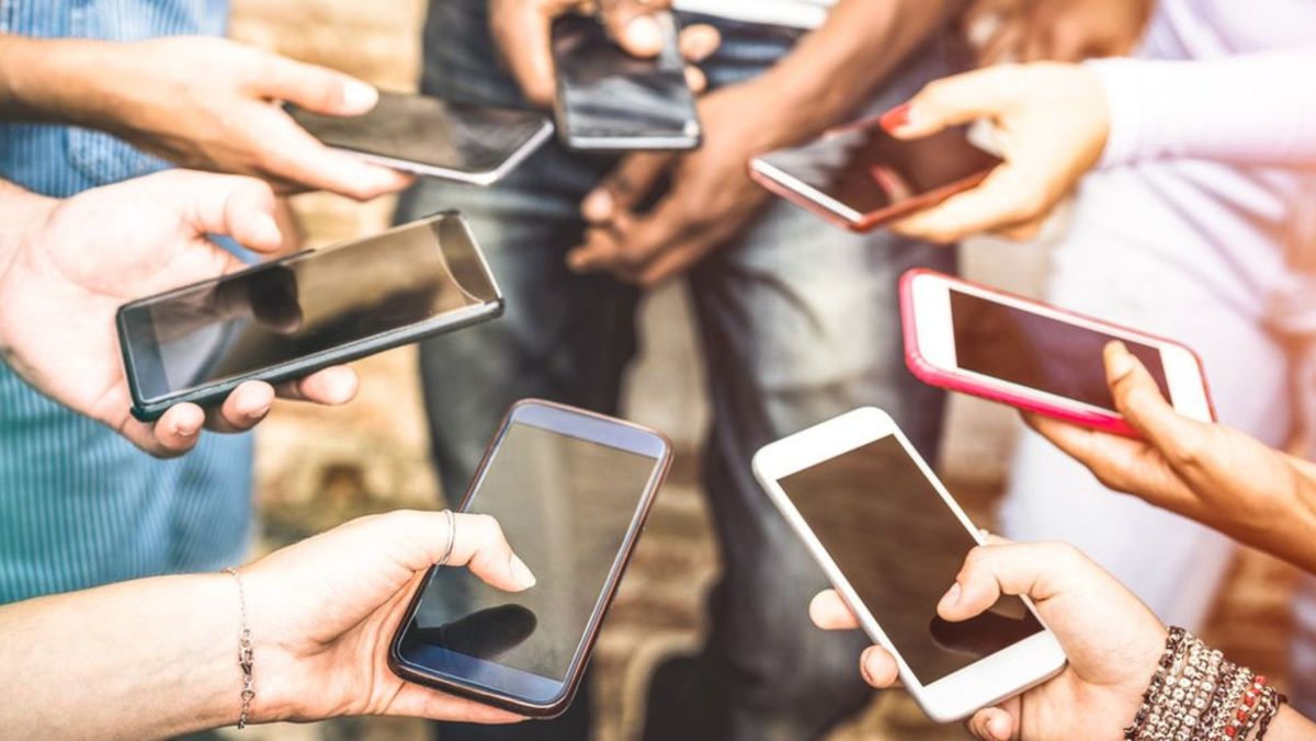 Cu sau fără telefon la școală? Ministerul Educației vrea să afle opinia elevilor, părinților și profesorilor