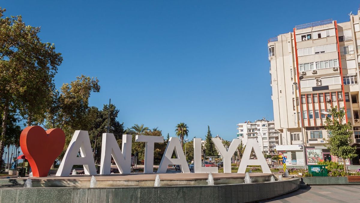 Circa 350 mii de pasageri au traversat Aeroportul Chișinău în luna mai. Antalya - în topul destinațiilor