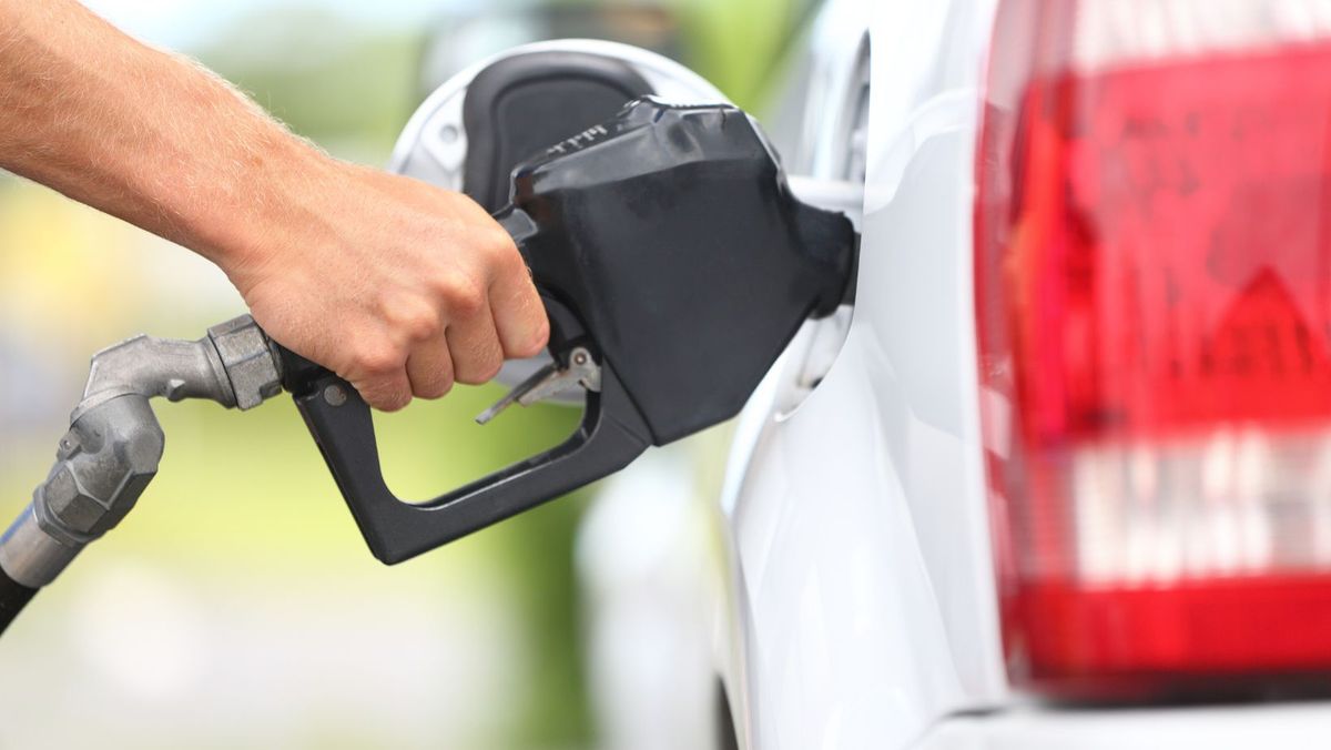 Motorina și benzina se scumpesc. Cât vor costa carburanții în weekend