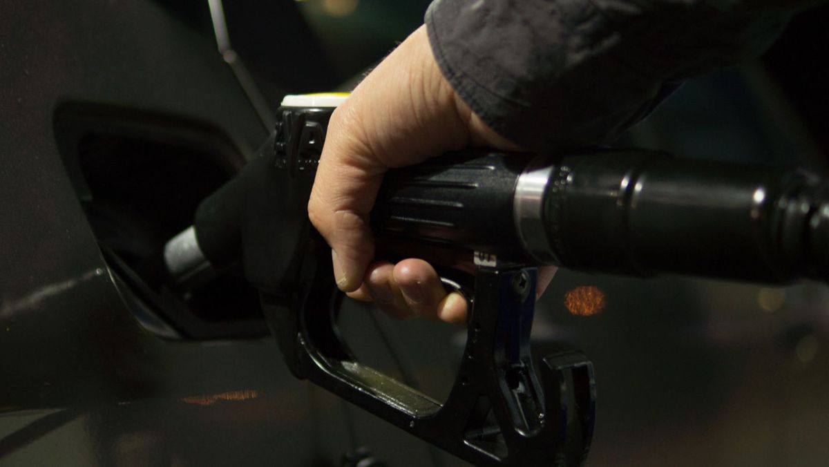 Carburanții continuă să se scumpească. Noile prețuri afișate de ANRE