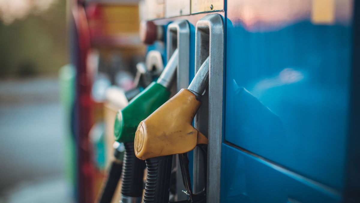 Benzina și motorina, mai scumpe cu 19 bani. ANRE explică de ce cresc prețurile