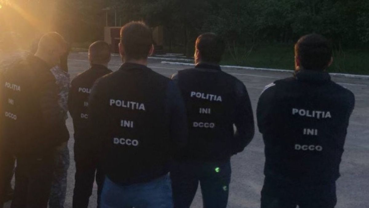 Trei deținuți, cercetați penal pentru șantaj. L-au bătut și obligat pe altul să joace cărți contra bani