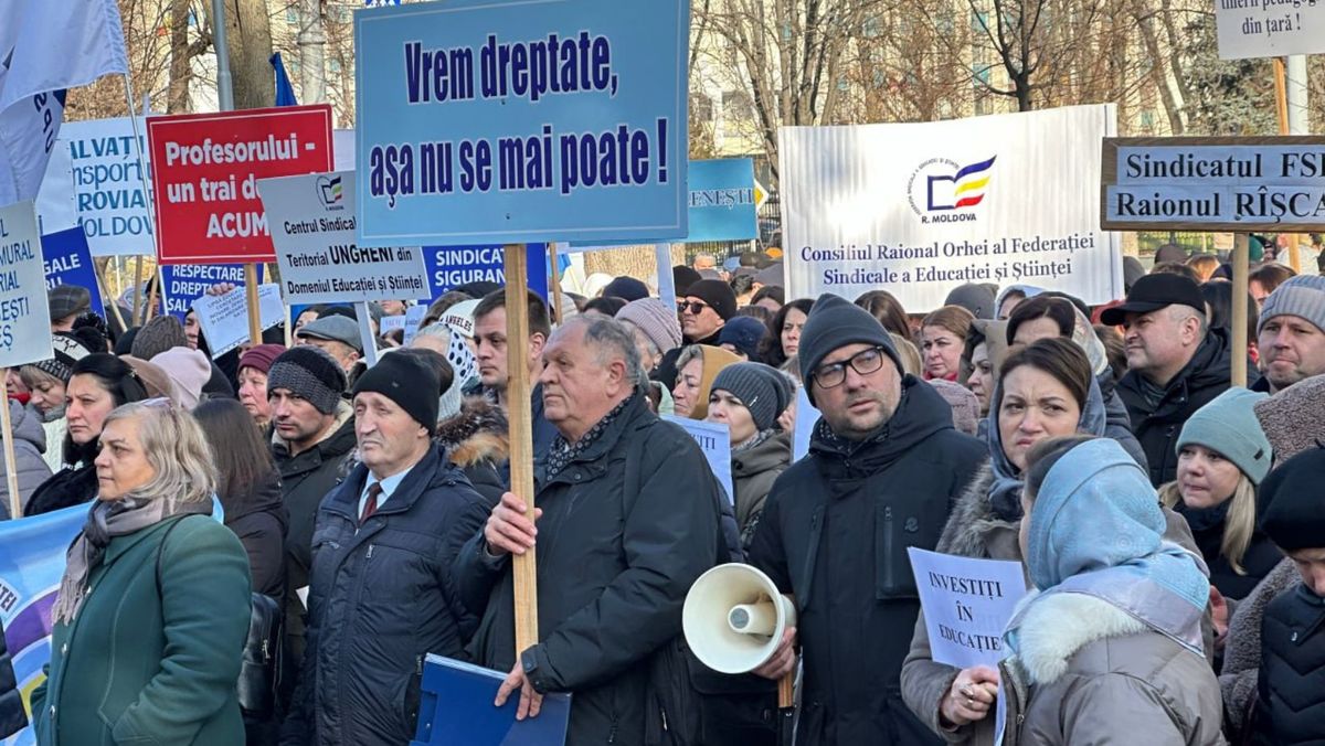 Profesorii și agricultorii protestează astăzi în fața Parlamentului. La acțiuni participă și meteorologii