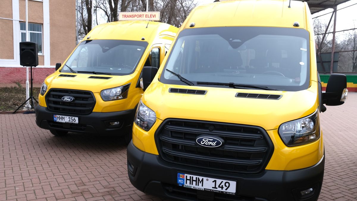 Trei autobuze școlare și un lot de echipamente digitale pentru elevii din raionul Taraclia