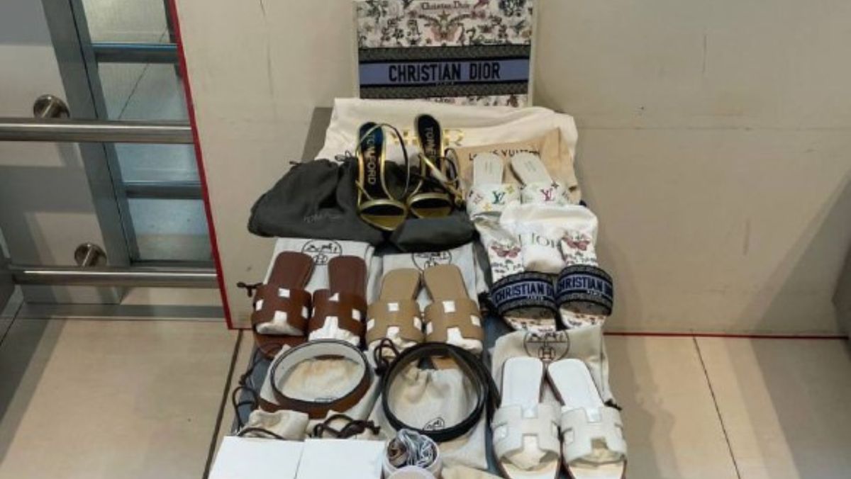 Încălțăminte și accesorii nedeclarate, depistate în geanta unei pasagere la aeroport. Bunurile au fost confiscate