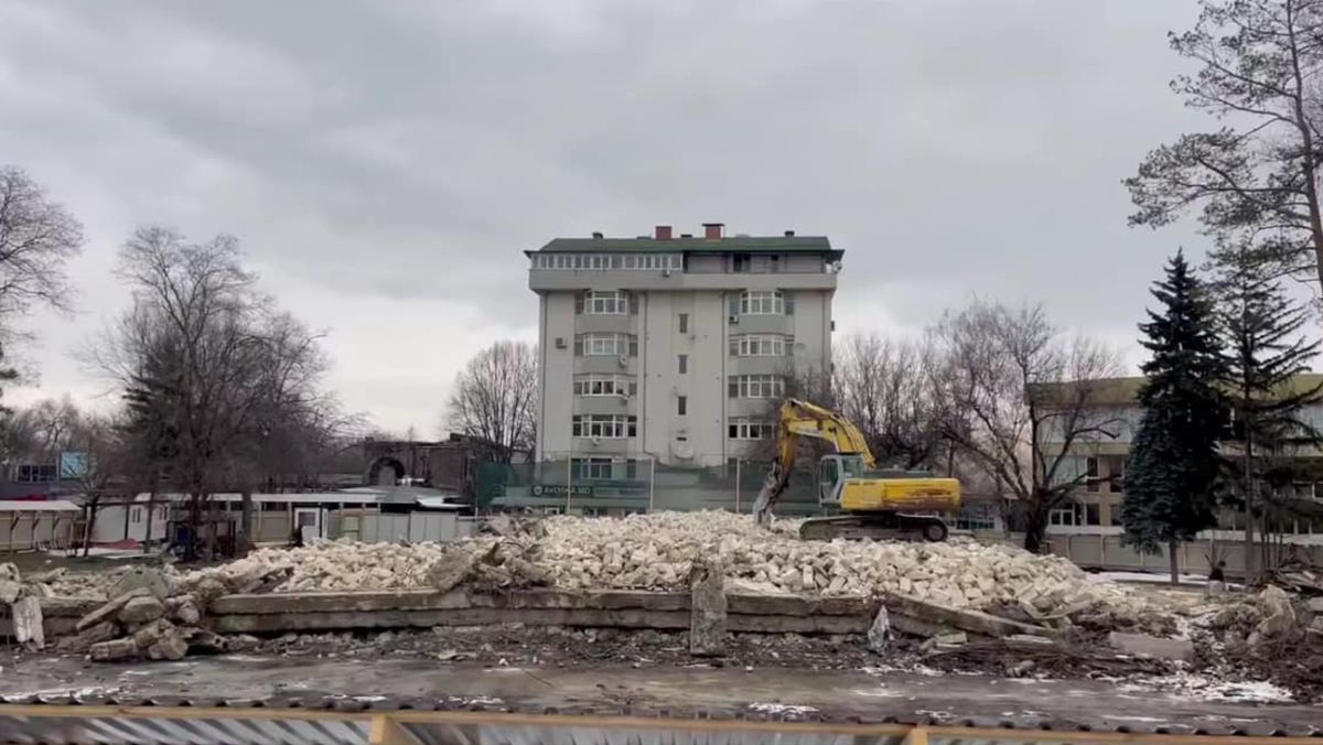 VIDEO/ Clădirea fostului cinematograf „Gaudeamus” a fost demolată
