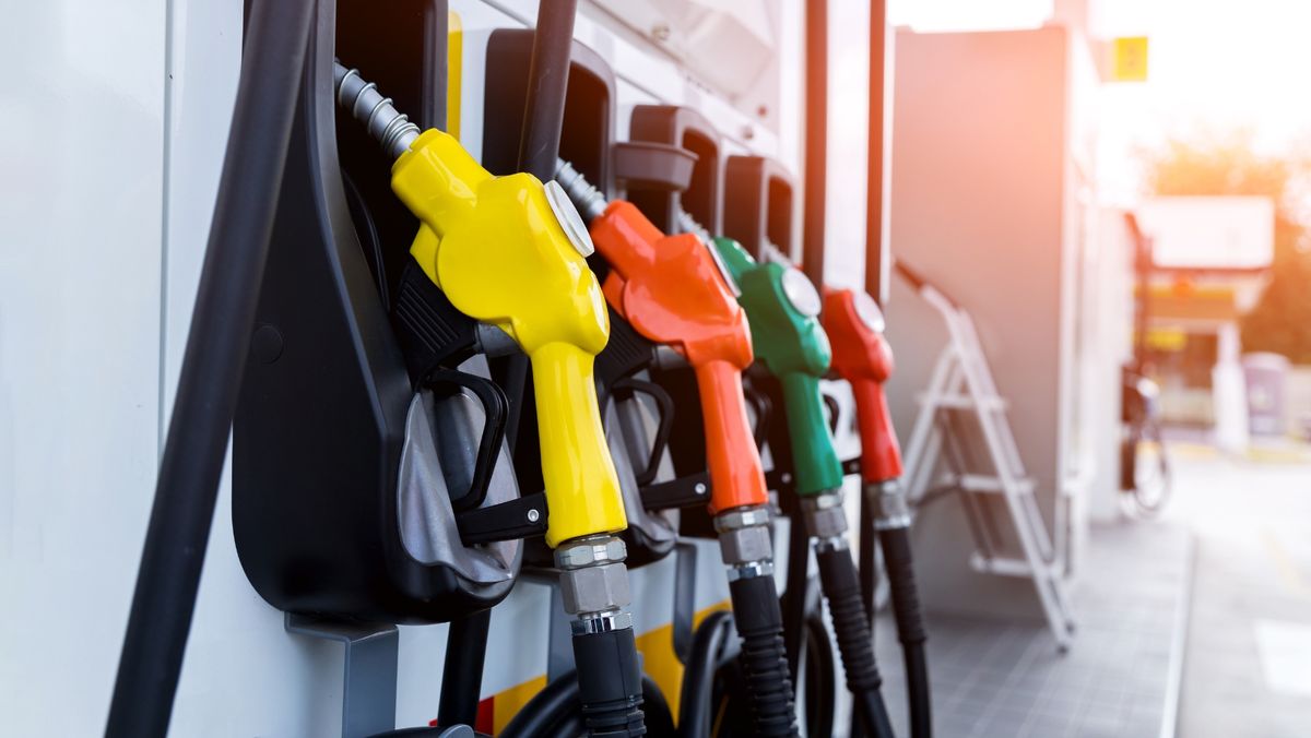 În ultimele două săptămâni, benzina s-a ieftinit cu aproape 1 leu, iar motorina - cu 74 de bani