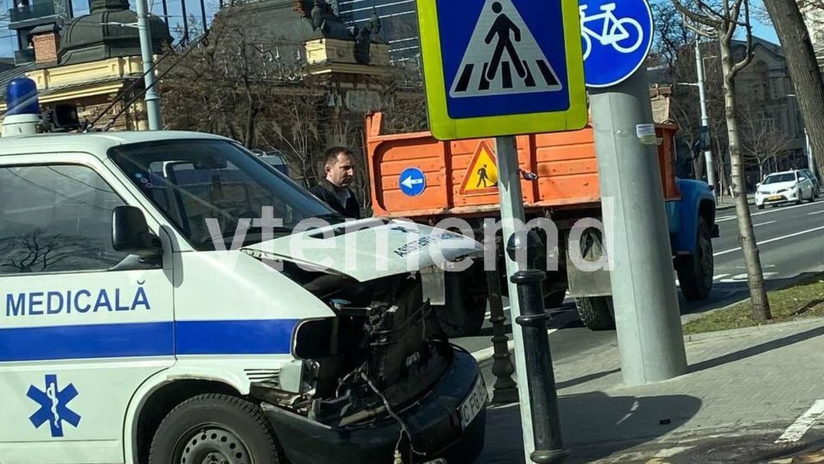 Accident în apropiere de Președinție. Șoferul unei ambulanțe a fost transportat la spital - FOTO/VIDEO