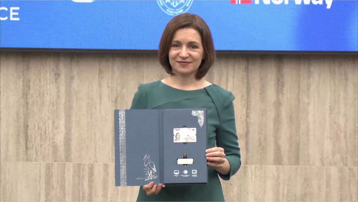 Agenția Servicii Publice a eliberat prima carte de identitate de tip nou