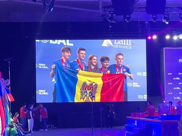 Elevii din R. Moldova au câștigat două medalii la competiția mondială de robotică din Singapore