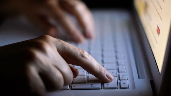 MAI și SIS vor putea sista accesul la conținut web cu caracter infracțional. Proiectul, votat în lectură finală