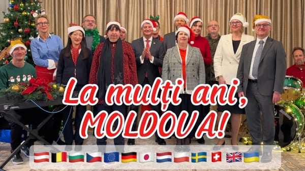 VIDEO/ Ambasadorii străini acreditați la Chișinău au cântat împreună colindul „O, brad frumos”