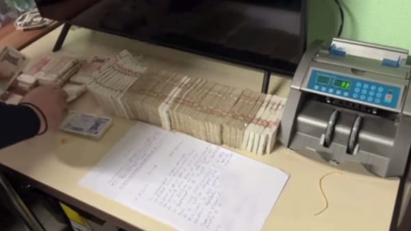 VIDEO/ Percheziții la o companie de taxi din Chișinău: Două persoane cu funcții de răspundere, cercetate penal