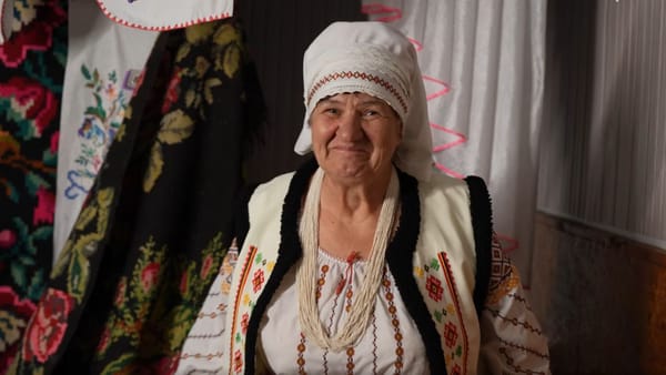 VIDEO/ Casa de Cultură din satul Inești, modernizată și dotată cu costume tradiționale noi: „Acum avem tot”