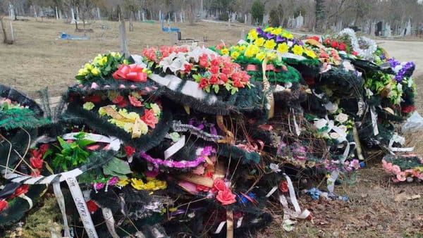 Coroanele funerare din flori artificiale - sursă de poluare. Îndemn pentru autorități și cetățeni