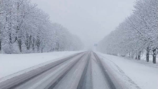 În R. Moldova se circulă în condiții de iarnă. În capitală, traseele unor rute de autobuz au fost prescurtate