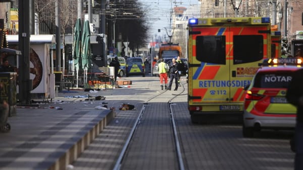 Un mort și mai mulți oameni răniți, după ce o mașină a intrat în mulțime, într-un oraș din Germania