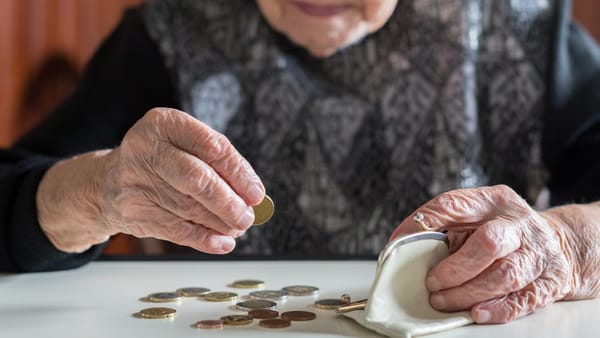 Moldovenii cheltuie peste jumătate din veniturile lunare pentru alimente și servicii comunale