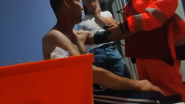 „Cum măsori tu tensiunea?”. Un felcer de pe ambulanță a fost agresat de către un bărbat în stare de ebrietate