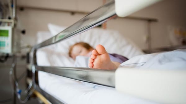 Un copil de un an și jumătate a supraviețuit, după ce a căzut de la etajul 5, în Bender. Care este starea micuțului