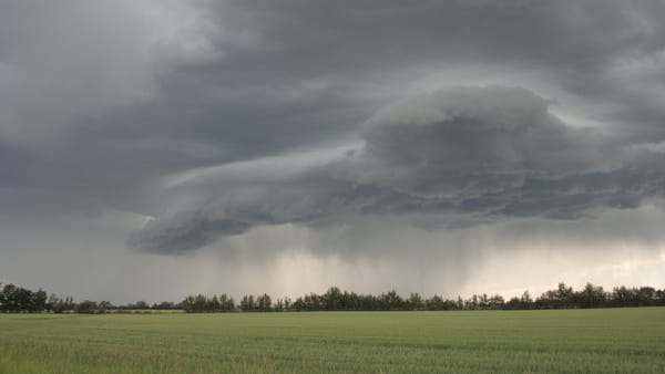Cod galben de vreme instabilă în toată țara. Meteorologii anunță ploi cu descărcări electrice