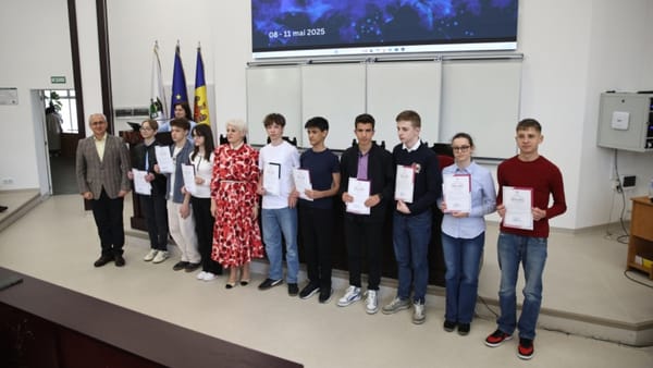Zece elevi din țară au fost premiați în cadrul Olimpiadei Republicane la Științe