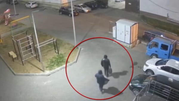 Furau bunuri din blocuri aflate în construcție. Doi bărbați din capitală, reținuți de polițiști - VIDEO