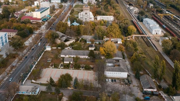 În locul fostei unități militare din Ungheni va fi construită o sală polivalentă și va fi amenajat un parc