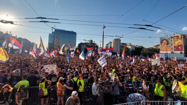 Proteste anti-guvernamentale la Belgrad. Manifestanții au blocat mai multe străzi