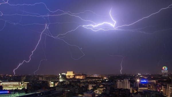 Furtună violentă în România. A plouat într-o oră cât în două săptămâni. Au fost emise mesaje Ro-Alert