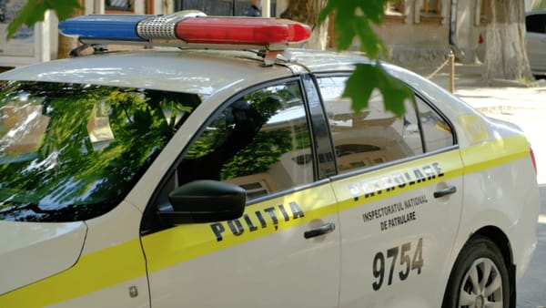 Un polițist din Drochia ar fi accidentat mortal o femeie. A fost târâtă circa 20 de metri pe capota mașinii