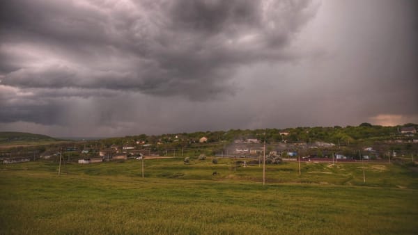 Cod galben de instabilitate atmosferică în aproape toată țara. Se așteaptă ploi cu descărcări electrice - test